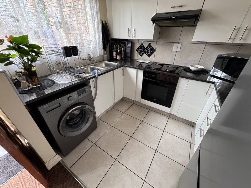 Comfortable Two-Bedroom Home with Practical Living Spaces - Photo 5