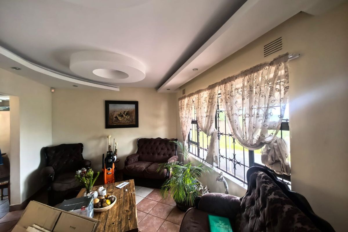 5 Bedrooms, 4 Bathrooms Duplex To Let In La Mercy, Durban - Photo 2