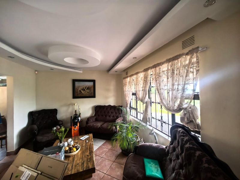 5 Bedrooms, 4 Bathrooms Duplex To Let In La Mercy, Durban - Photo 2