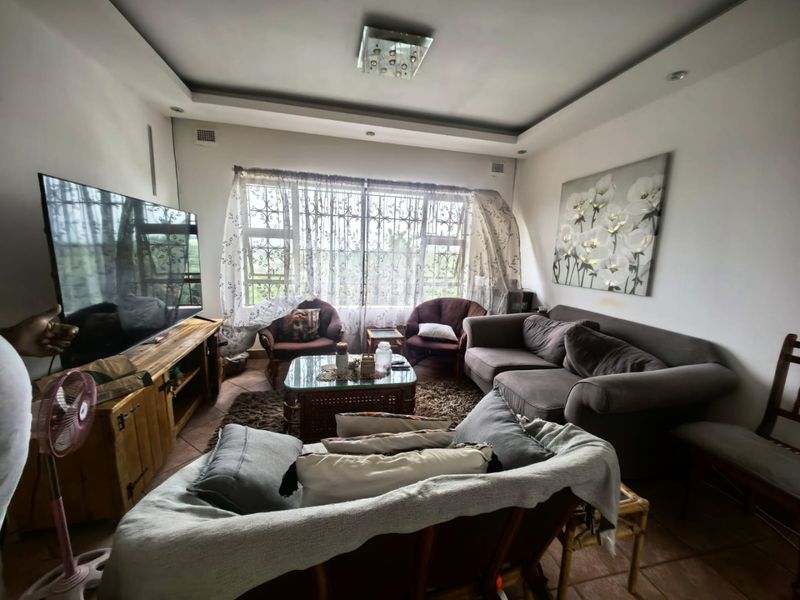 5 Bedrooms, 4 Bathrooms Duplex To Let In La Mercy, Durban - Photo 10