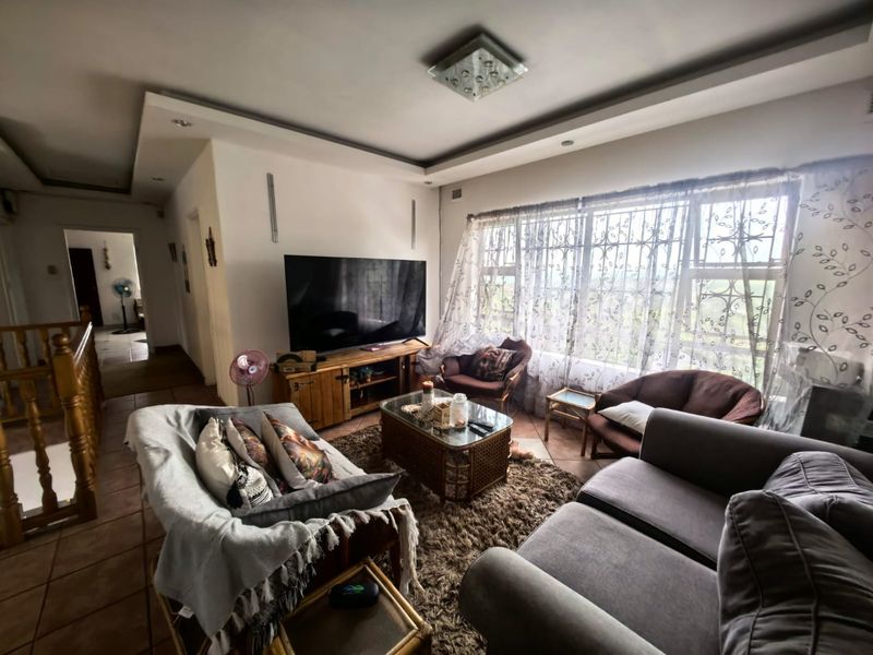 5 Bedrooms, 4 Bathrooms Duplex To Let In La Mercy, Durban - Photo 9