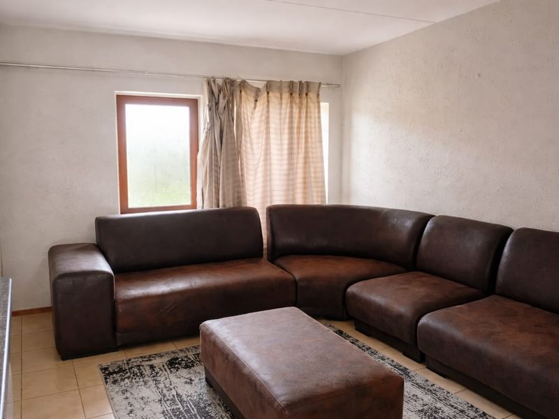 Cozy 2 bedroom Ground floor Apartment - Photo 2