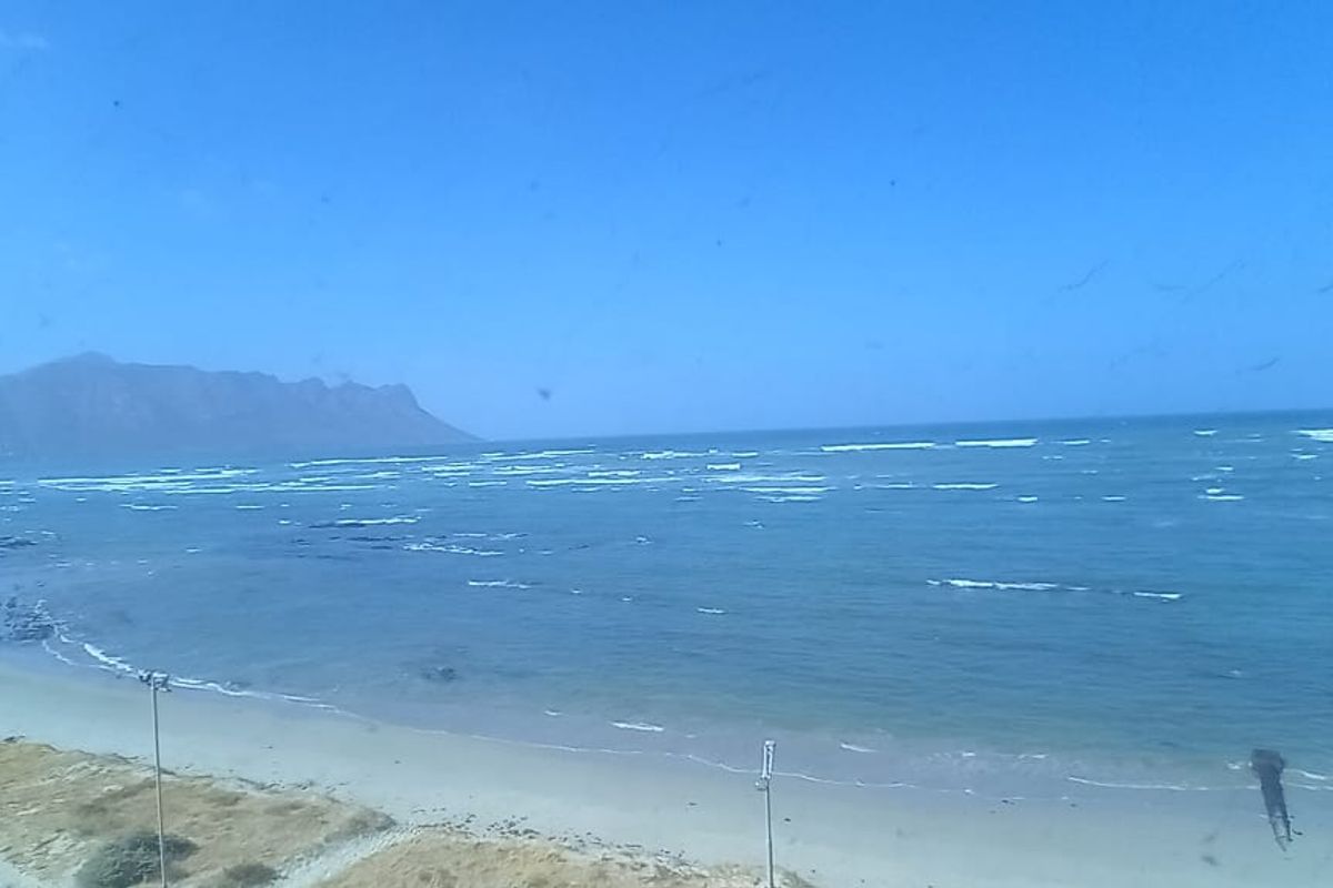 Fully Furnished 2-Bedroom Apartment with Sea Views – Opposite the Beach - Photo 3