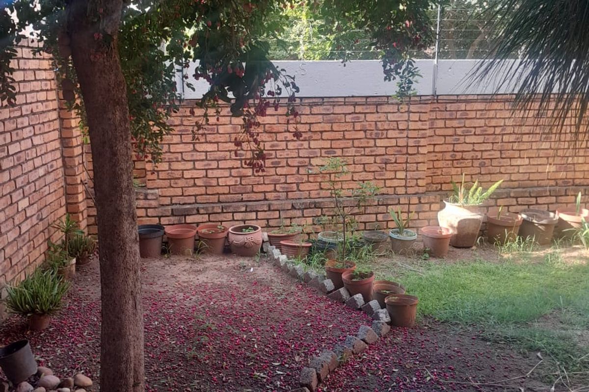 Cozy 2-Bedroom Flat for Sale – Prime Location & Private Garden - Photo 3