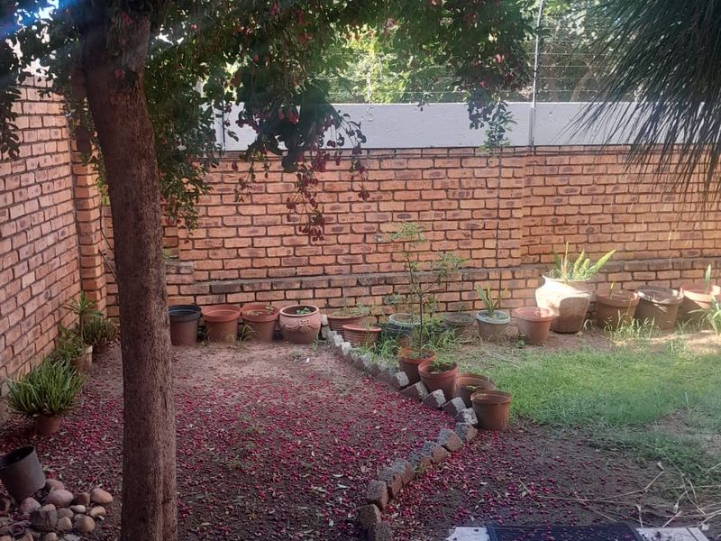 Cozy 2-Bedroom Flat for Sale – Prime Location & Private Garden - Photo 3