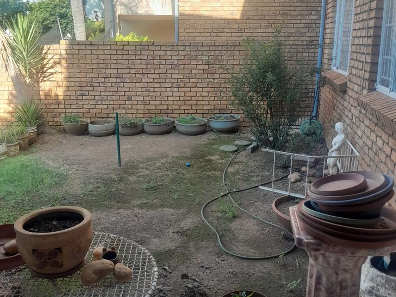 Cozy 2-Bedroom Flat for Sale – Prime Location & Private Garden - Photo 2