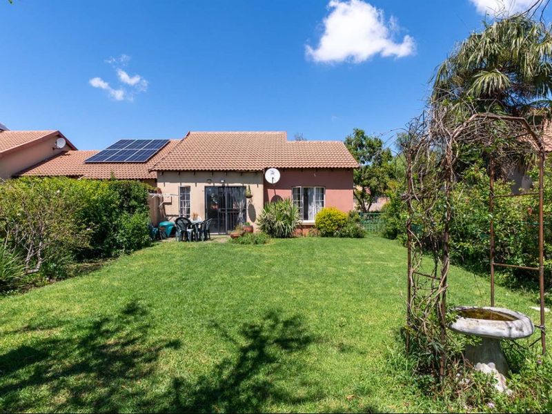 Charming 3-Bedroom Townhouse in a Secure Complex - Photo 4