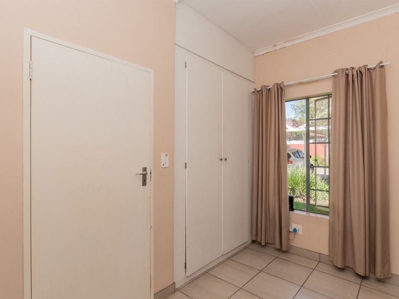 Charming 3-Bedroom Townhouse in a Secure Complex - Photo 10