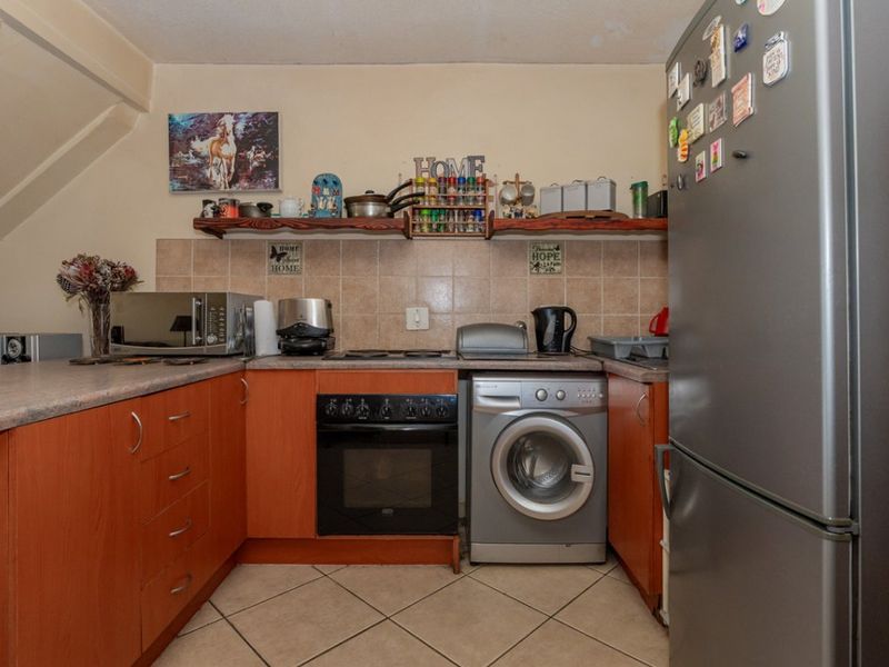 Charming 3-Bedroom Townhouse in a Secure Complex - Photo 2