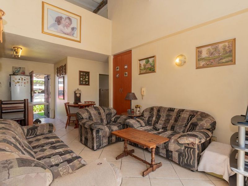 Charming 3-Bedroom Townhouse in a Secure Complex - Photo 3