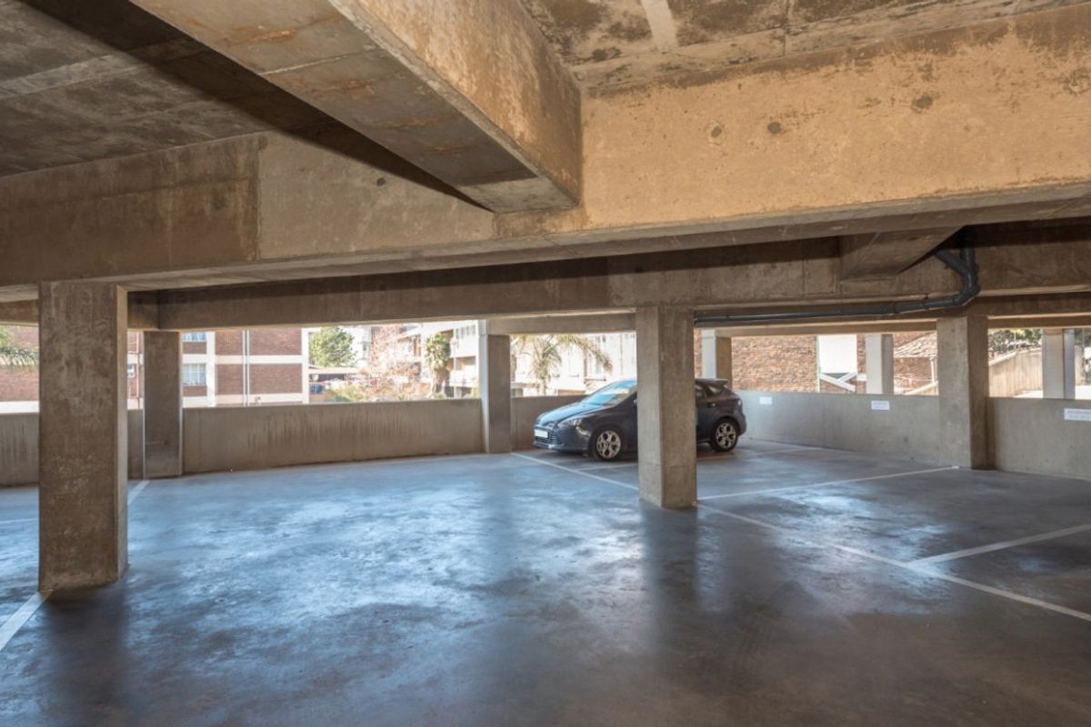 Spacious 2-Bedroom Flat with Beautiful Views - Photo 2