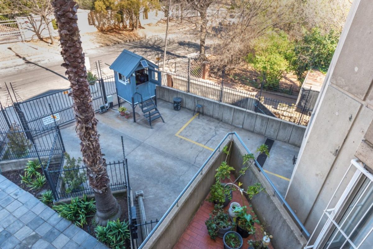 Spacious 2-Bedroom Flat with Beautiful Views - Photo 3