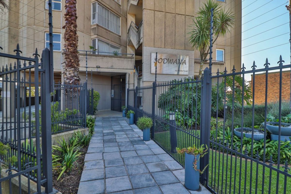 Spacious 2-Bedroom Flat with Beautiful Views - Photo 4