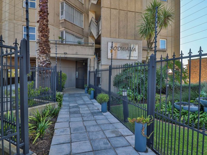 Spacious 2-Bedroom Flat with Beautiful Views - Photo 4