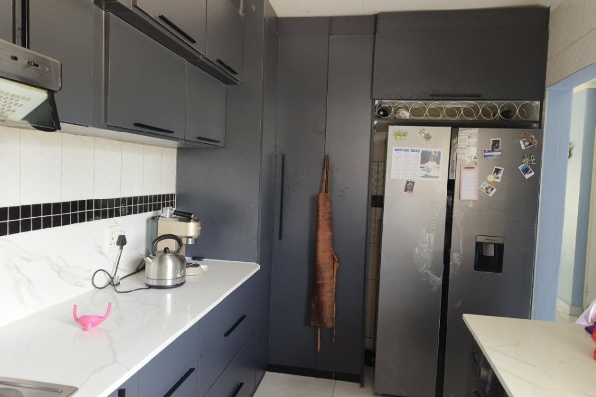 Neat 2-Bedroom Simplex - Photo 5