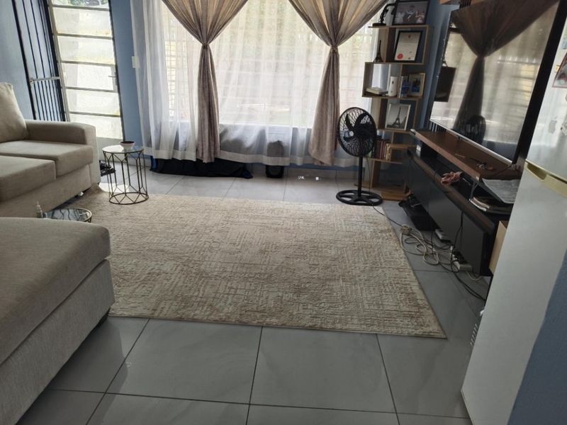 Neat 2-Bedroom Simplex - Photo 3