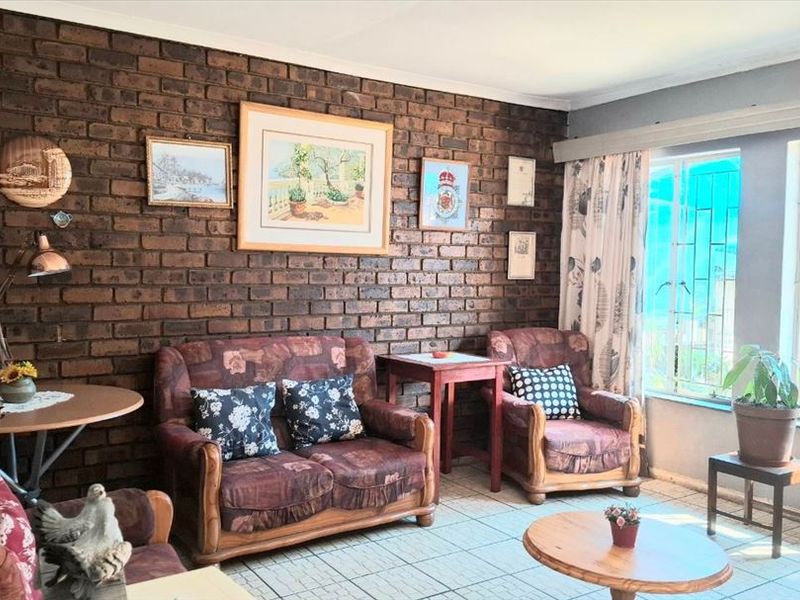 Spacious Family Home with Ample Parking - Photo 2