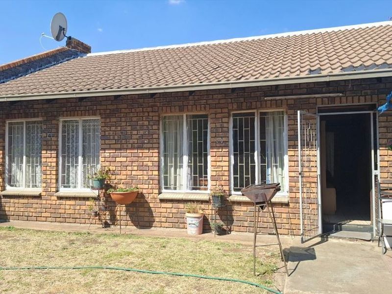 Spacious Family Home with Ample Parking - Photo 3