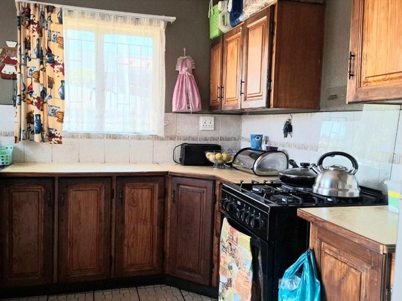Spacious Family Home with Ample Parking - Photo 1