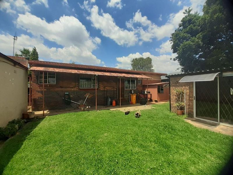 Well-Appointed Home with Staff Quarters and Secure Parking - Photo 3