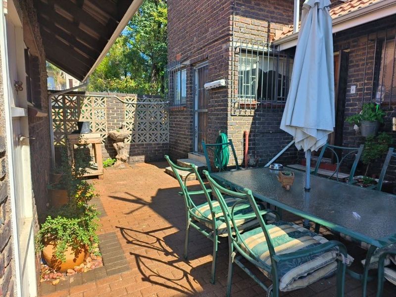 Neat Two-Bedroom Home with Double Garage - Photo 3