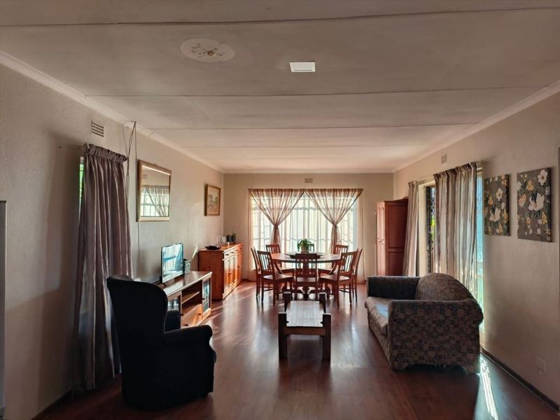 Neat Two-Bedroom Home with Double Garage - Photo 2