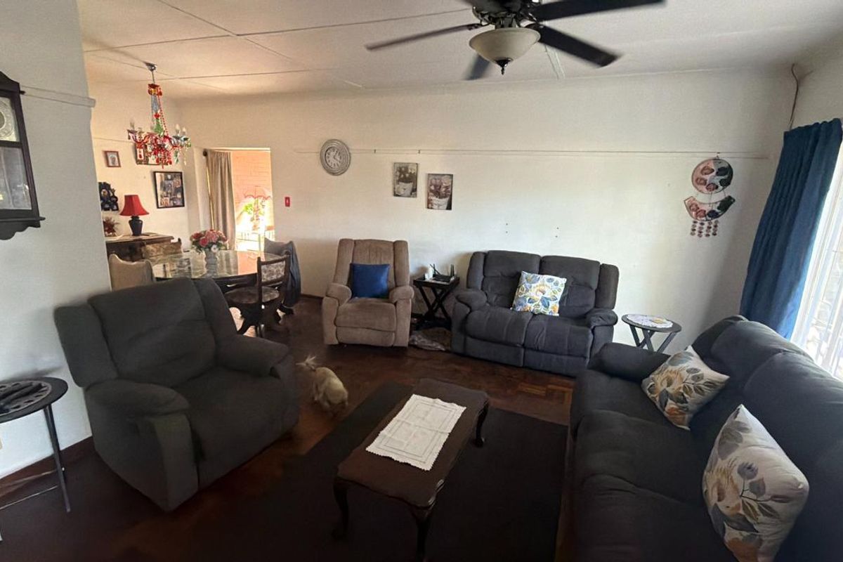 Dual Living Opportunity: 3-Bedroom House & 2-Bedroom Flat on One Stand - Photo 3