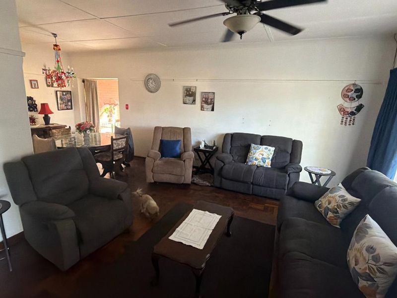 Dual Living Opportunity: 3-Bedroom House & 2-Bedroom Flat on One Stand - Photo 3