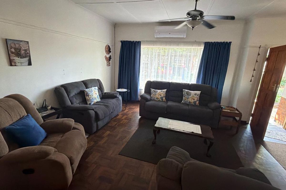 Dual Living Opportunity: 3-Bedroom House & 2-Bedroom Flat on One Stand - Photo 2