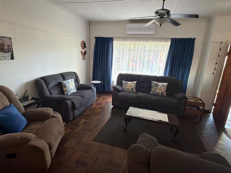 Dual Living Opportunity: 3-Bedroom House & 2-Bedroom Flat on One Stand - Photo 2