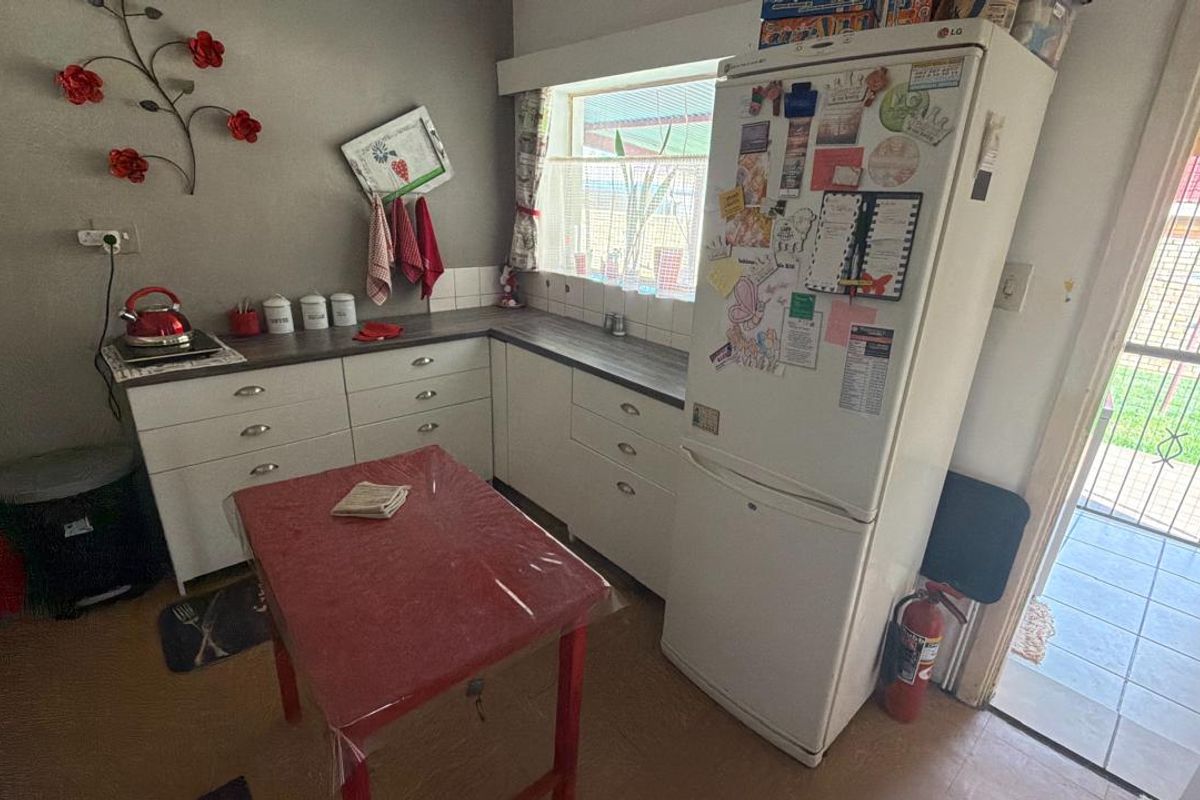 Dual Living Opportunity: 3-Bedroom House & 2-Bedroom Flat on One Stand - Photo 4