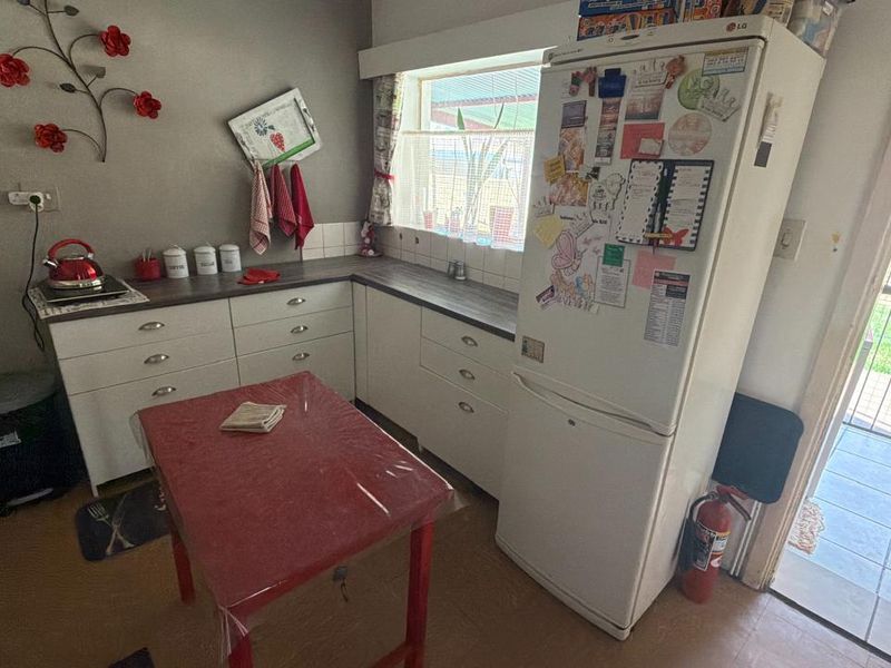 Dual Living Opportunity: 3-Bedroom House & 2-Bedroom Flat on One Stand - Photo 4