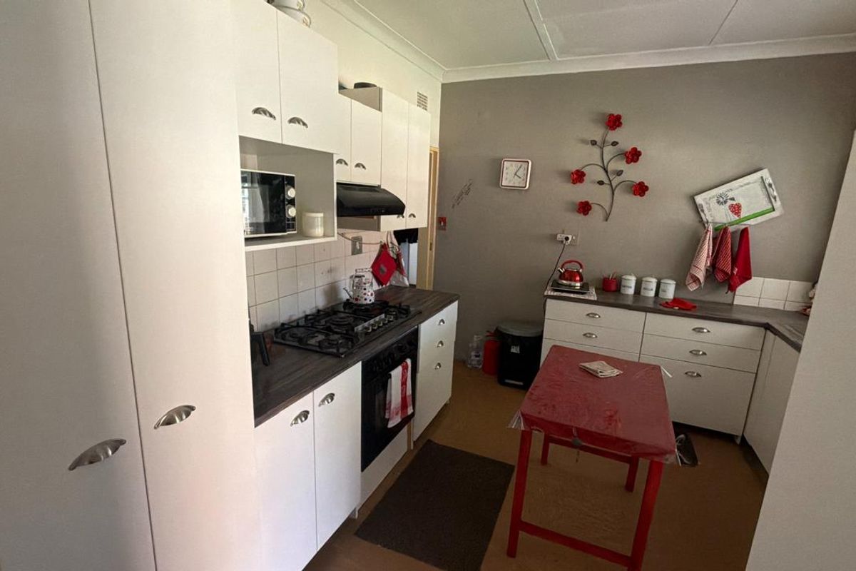 Dual Living Opportunity: 3-Bedroom House & 2-Bedroom Flat on One Stand - Photo 5