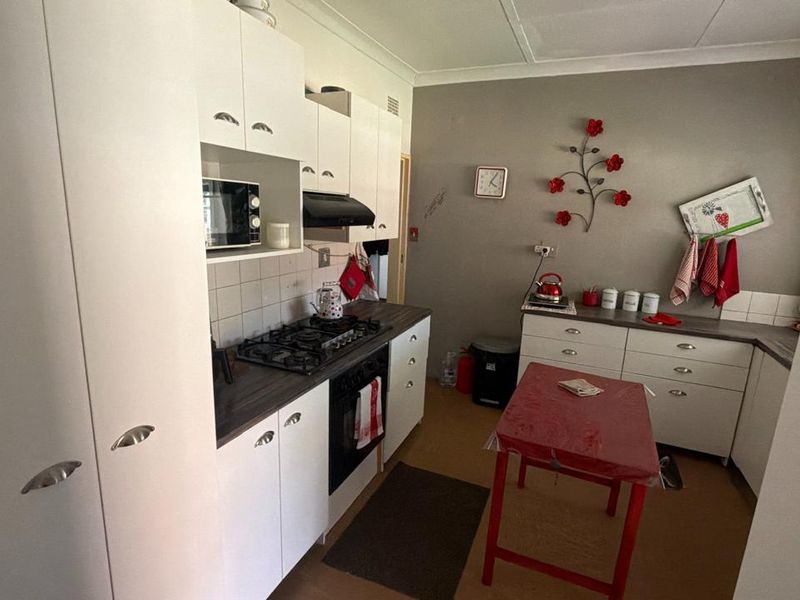 Dual Living Opportunity: 3-Bedroom House & 2-Bedroom Flat on One Stand - Photo 5