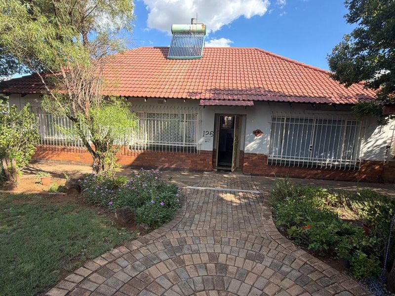 Dual Living Opportunity: 3-Bedroom House & 2-Bedroom Flat on One Stand - Photo 1