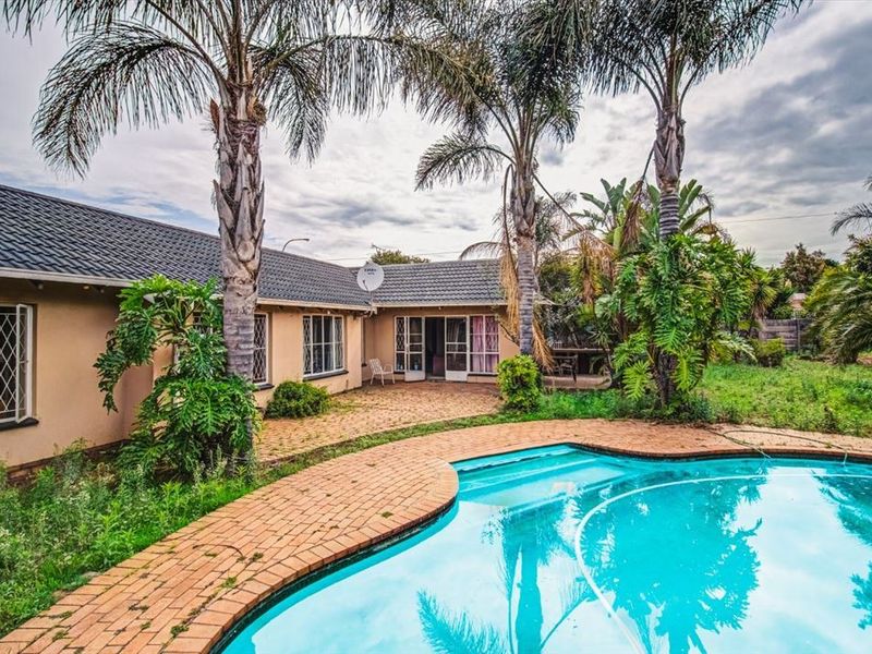 Elegant Family Home with Study, Pool, and Staff Quarters - Photo 3