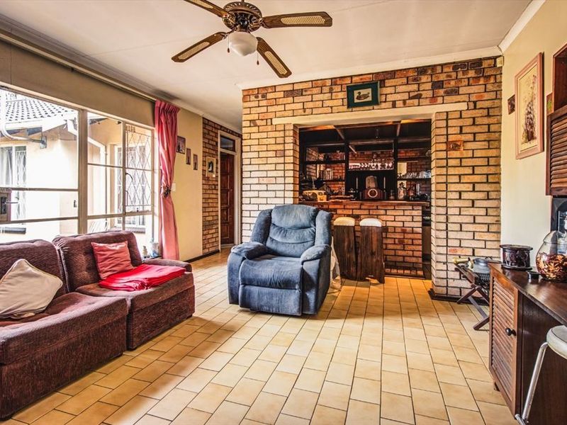 Elegant Family Home with Study, Pool, and Staff Quarters - Photo 2