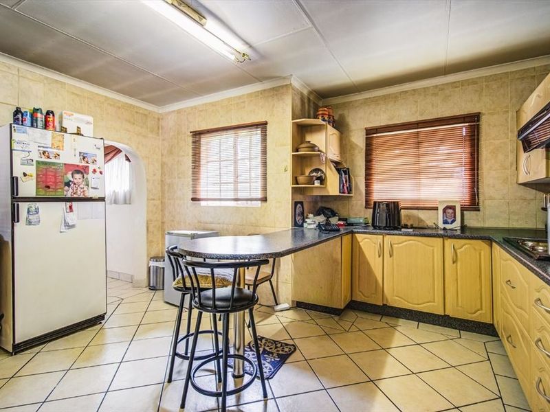 Elegant Family Home with Study, Pool, and Staff Quarters - Photo 1