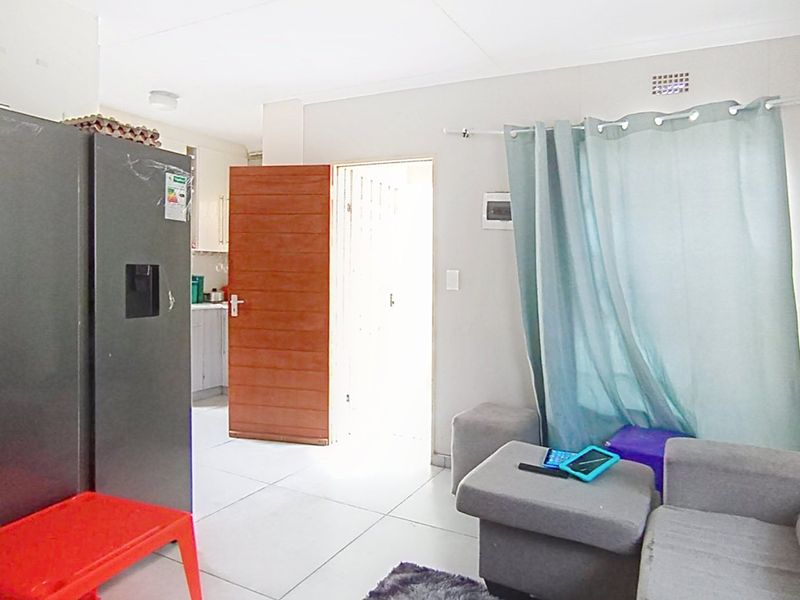 2 Bedroom House for Sale in Riverside View - Photo 4