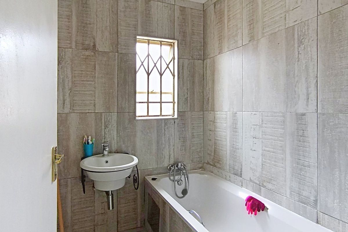 2 Bedroom House for Sale in Riverside View - Photo 3