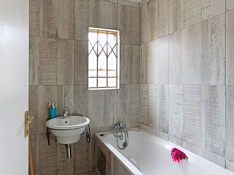 2 Bedroom House for Sale in Riverside View - Photo 3