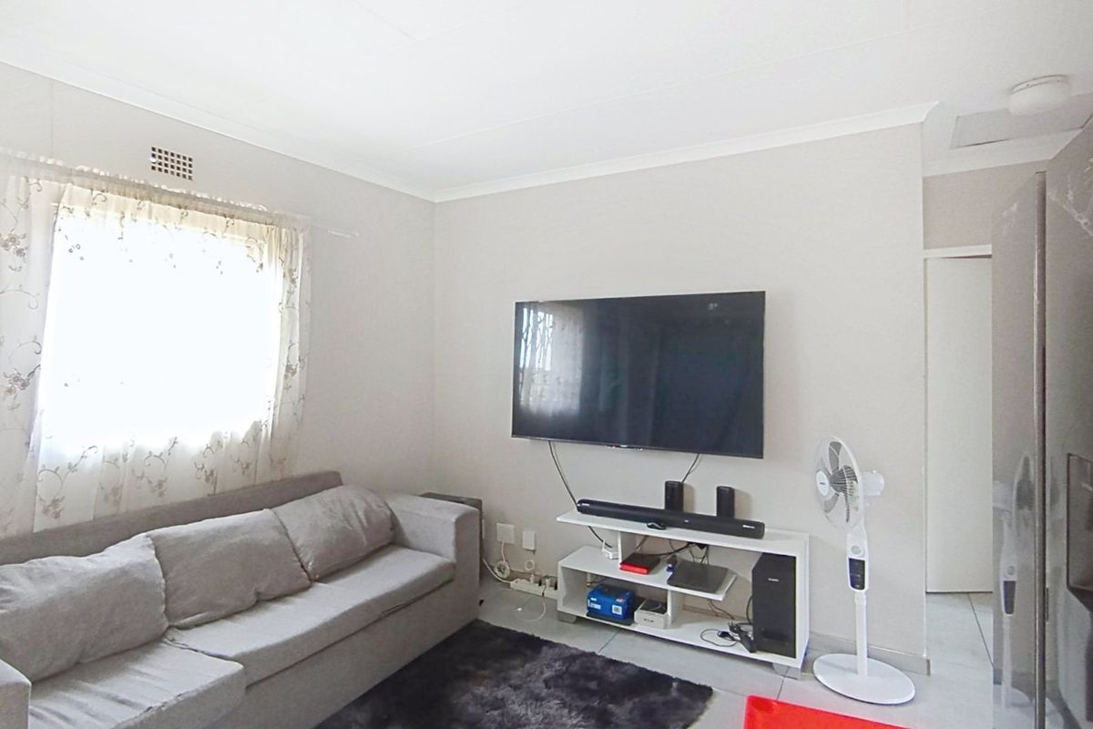 2 Bedroom House for Sale in Riverside View - Photo 2