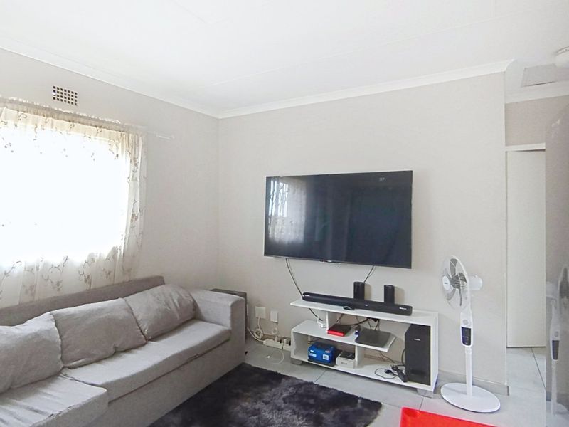 2 Bedroom House for Sale in Riverside View - Photo 2