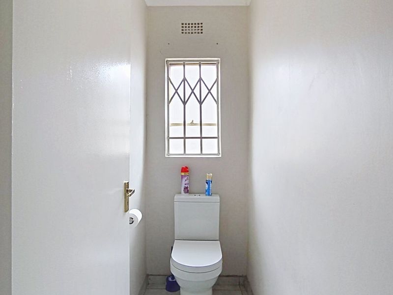 2 Bedroom House for Sale in Riverside View - Photo 5