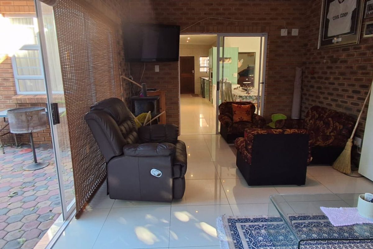 4 bedroomed family home - just 300m from Diaz Beach - Photo 5