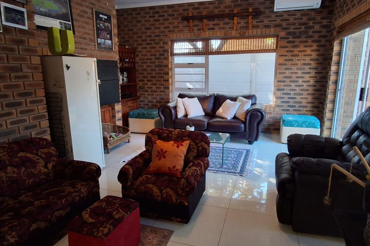 4 bedroomed family home - just 300m from Diaz Beach - Photo 4