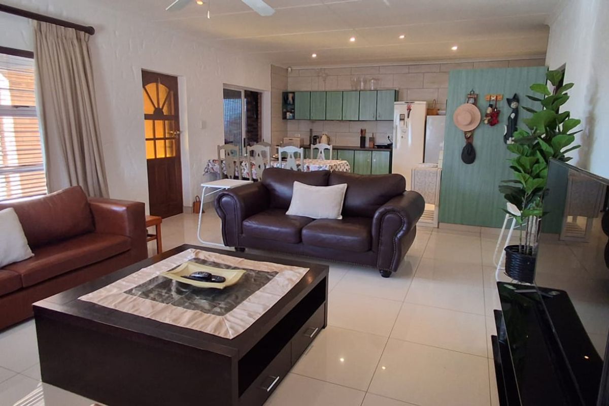 4 bedroomed family home - just 300m from Diaz Beach - Photo 2