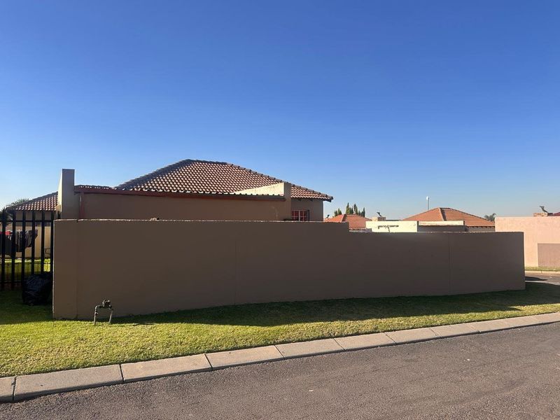 Safe family home in a security estate  - Photo 4