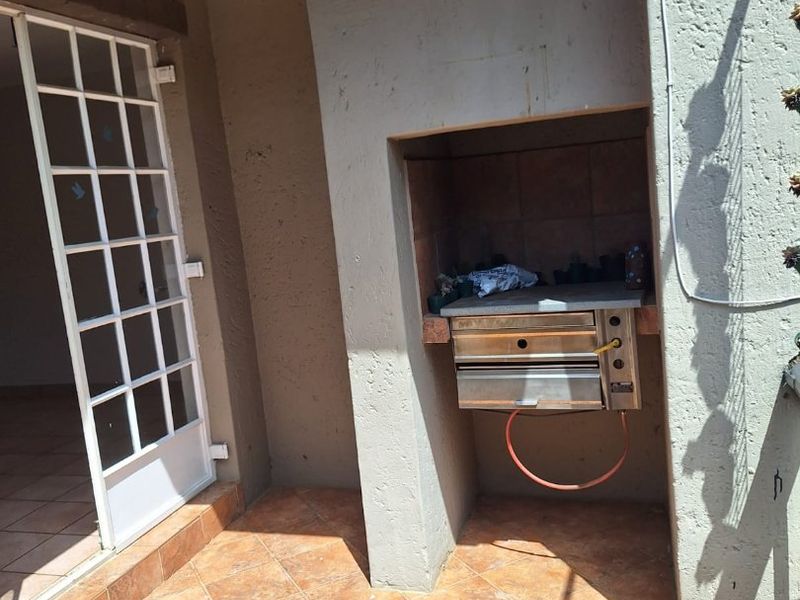 MODERN 2-BEDROOM, 2-BATHROOM TOWNHOUSE TO LET - Photo 8