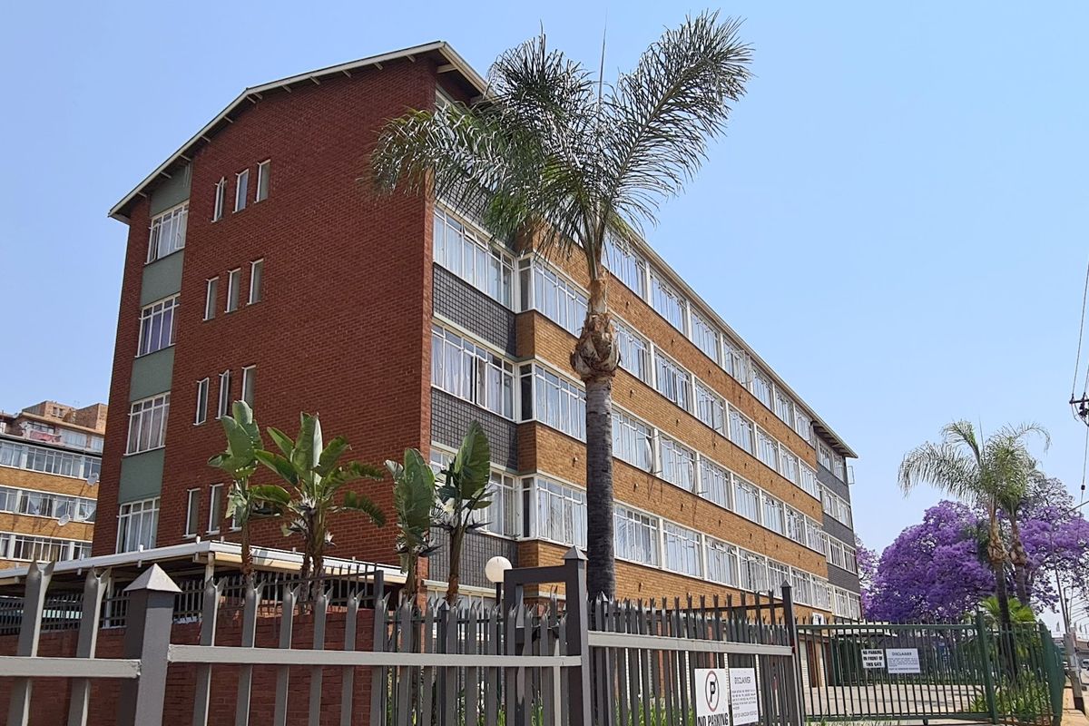 MEDIUM SIZED FULL TITLE BUILDING LESS THAN 400m TO STEVE BIKO ACADEMIC HOSPITAL - Photo 3
